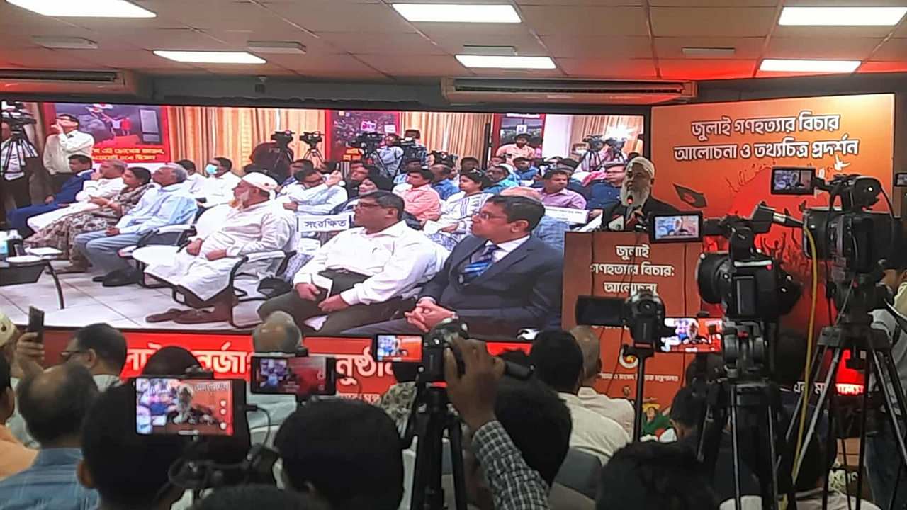 ‘ড. ইউনূস কি শহীদ পরিবারের মুখোমুখি হতে ভয় পান’