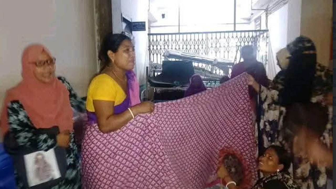 হাসপাতালের বারান্দায় দুই নারীর সন্তান প্রসব, এক নবজাতকের মৃত্যু