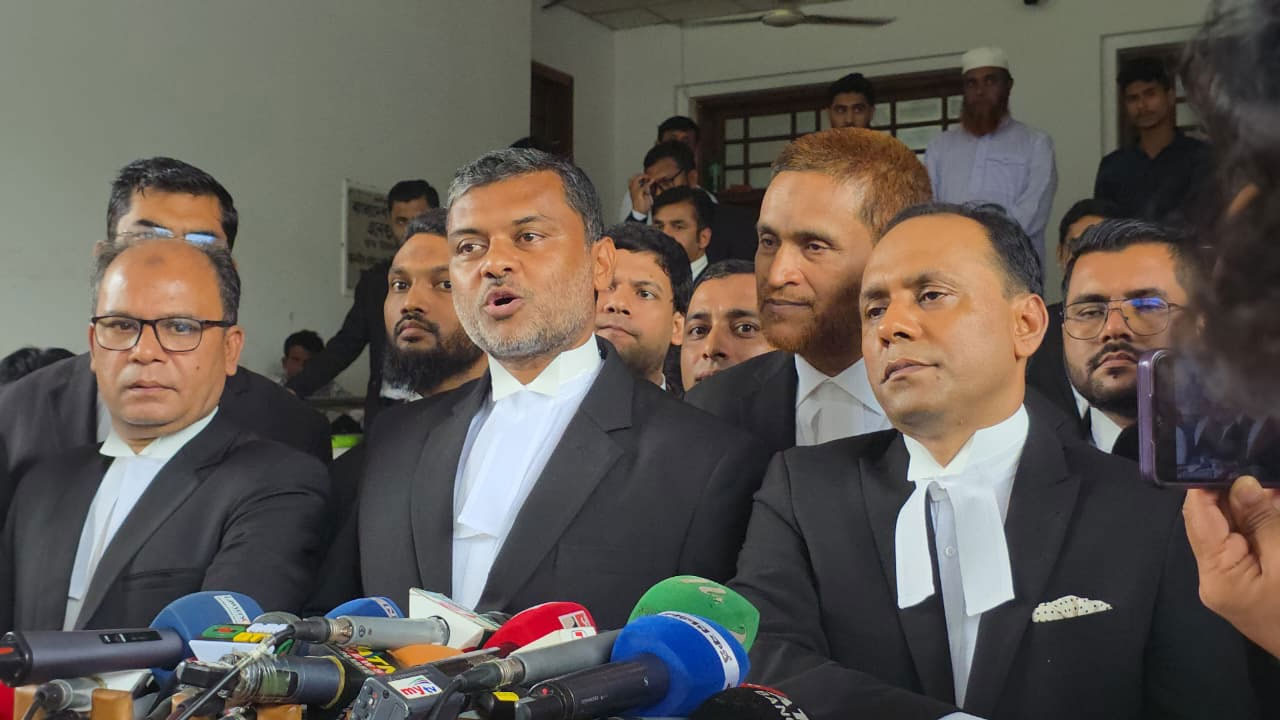 একসঙ্গে দাঁড়িয়ে জুলাই সনদ নিয়ে যা বললেন বিএনপি-জামায়াতের আইনজীবী