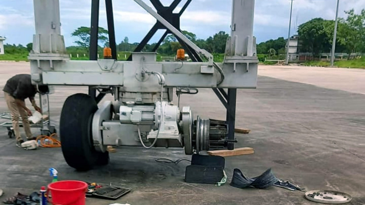 ওসমানী বিমানবন্দরে বোর্ডিং ব্রিজের চাকা বিস্ফোরণে একজন নিহত