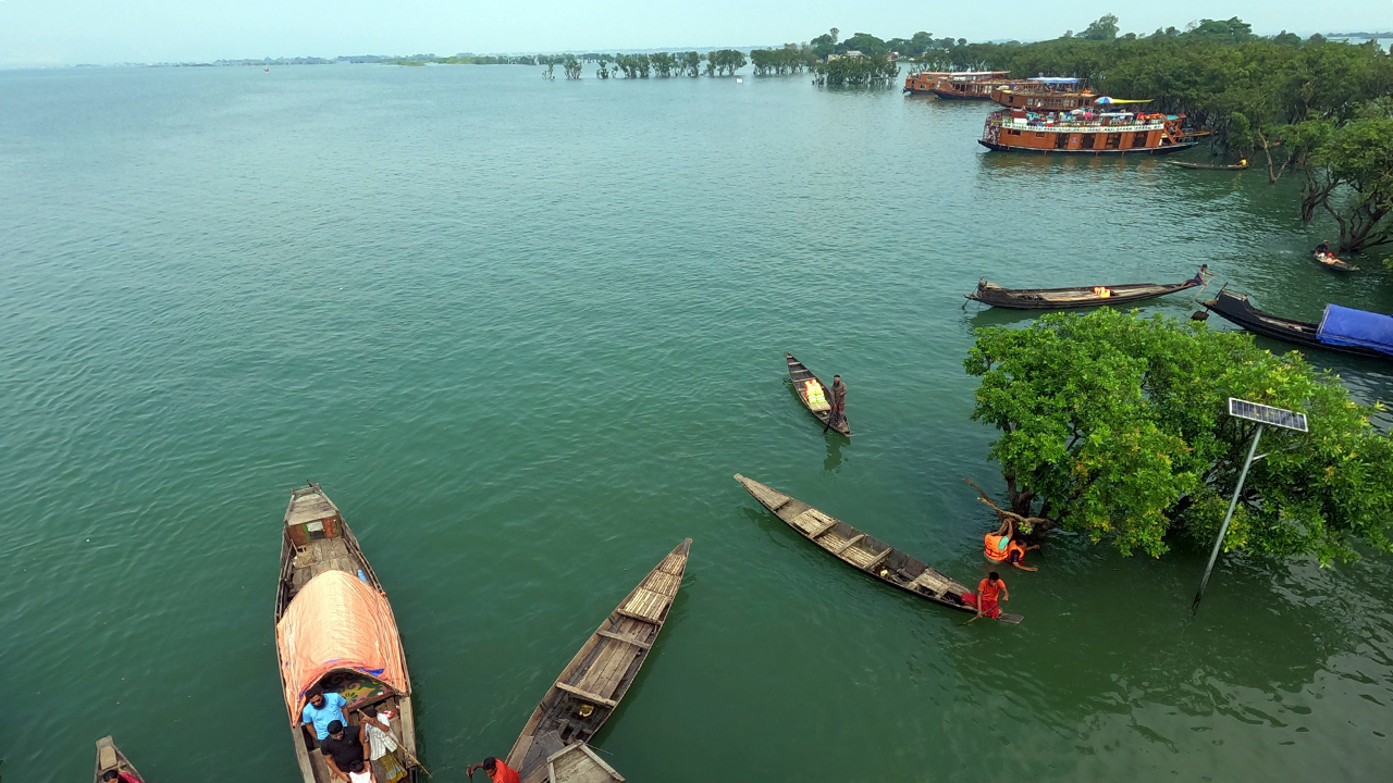 টাঙ্গুয়ার হাওরে হাউসবোটসহ পরিবেশ বিনষ্টকারী যন্ত্রপাতি জব্দের নির্দেশ
