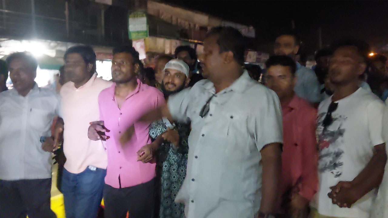 পাল্টাপাল্টি অভিযোগ, ফলাফল স্থগিতের প্রতিবাদে বিক্ষোভ