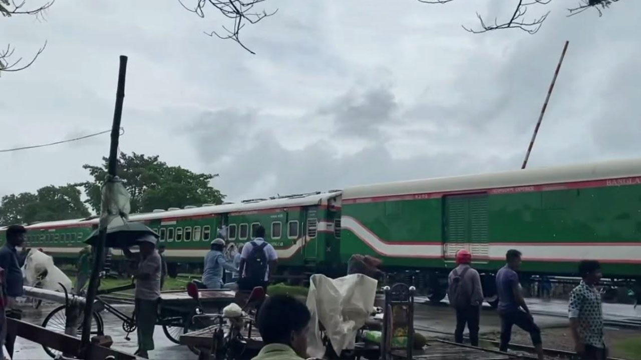 ১৫টি বগি স্টেশনে রেখেই চলে গেল ট্রেন