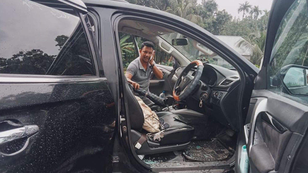 গোপালগঞ্জে এবার ইউএনওর গাড়ি বহরে হামলা