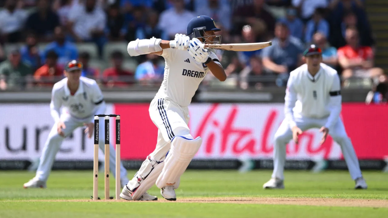 ৫১ বছরের পুরোনো রেকর্ড ভাঙলেন জয়সাওয়াল