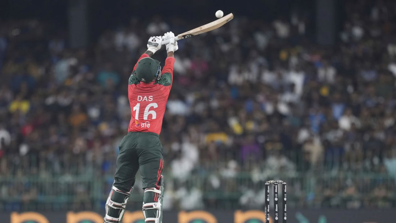 শুরুর ধাক্কা সামলে ঘুরে দাঁড়াল বাংলাদেশ