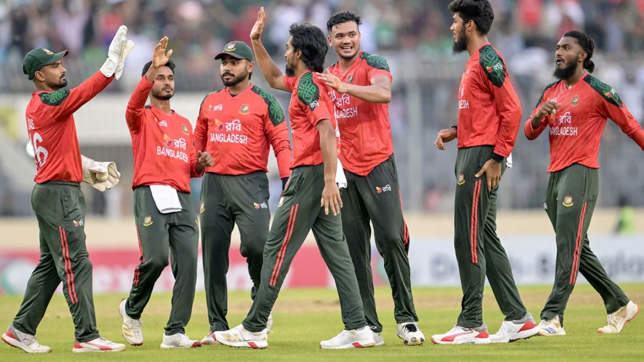 কোনোরকমে একশ ছুঁয়ে অলআউট পাকিস্তান