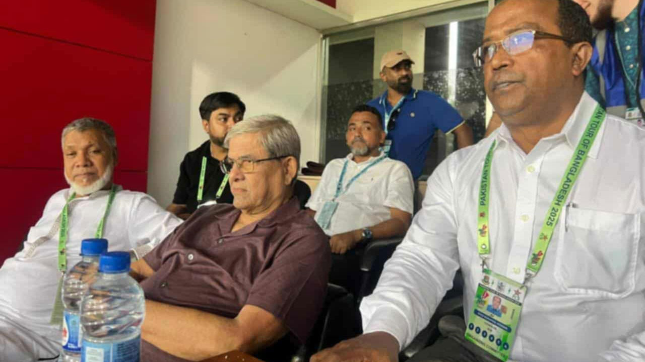 বাংলাদেশের খেলা দেখতে স্টেডিয়ামে মির্জা ফখরুল