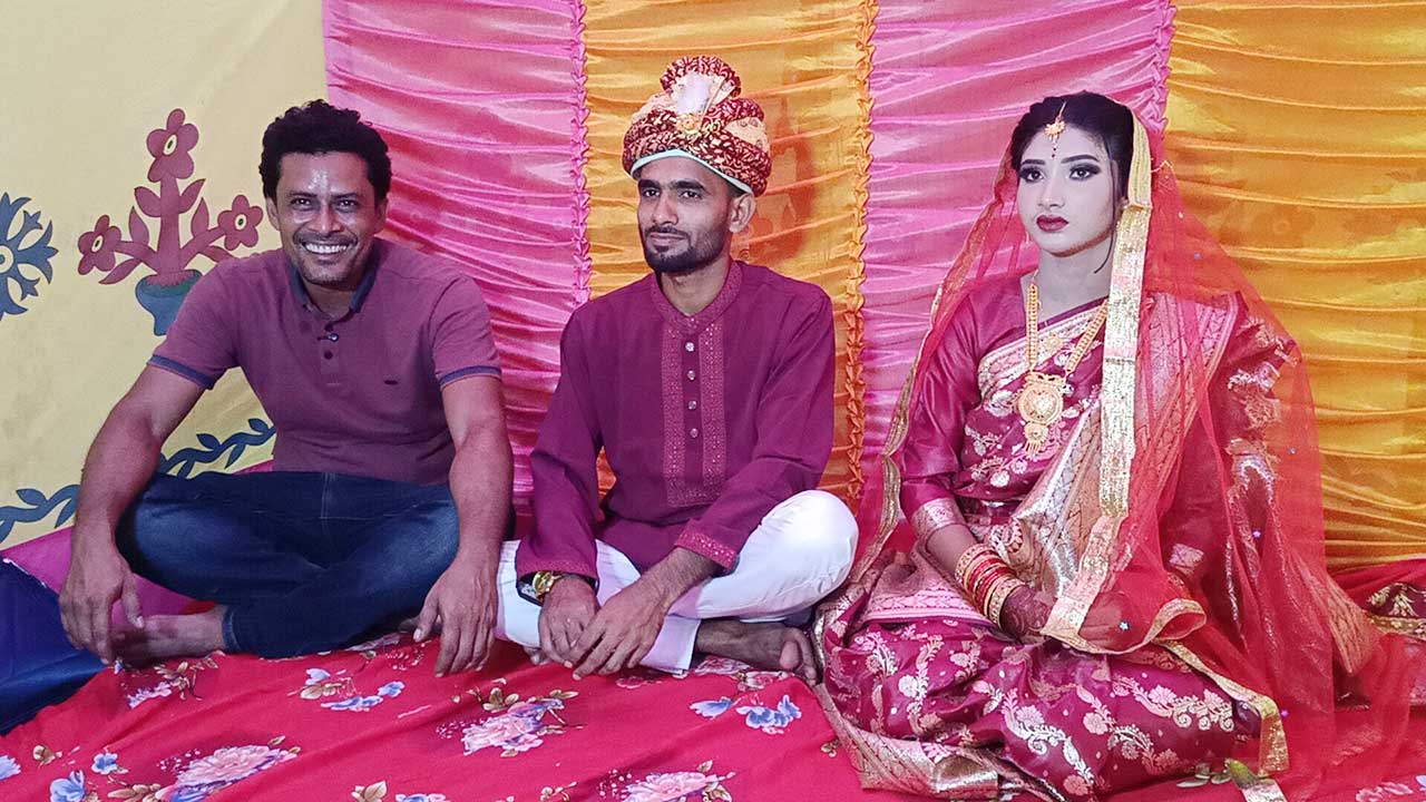 বাবা-মায়ের ফেলে যাওয়া মেয়ের ধুমধাম করে বিয়ে দিলেন মামুন বিশ্বাস