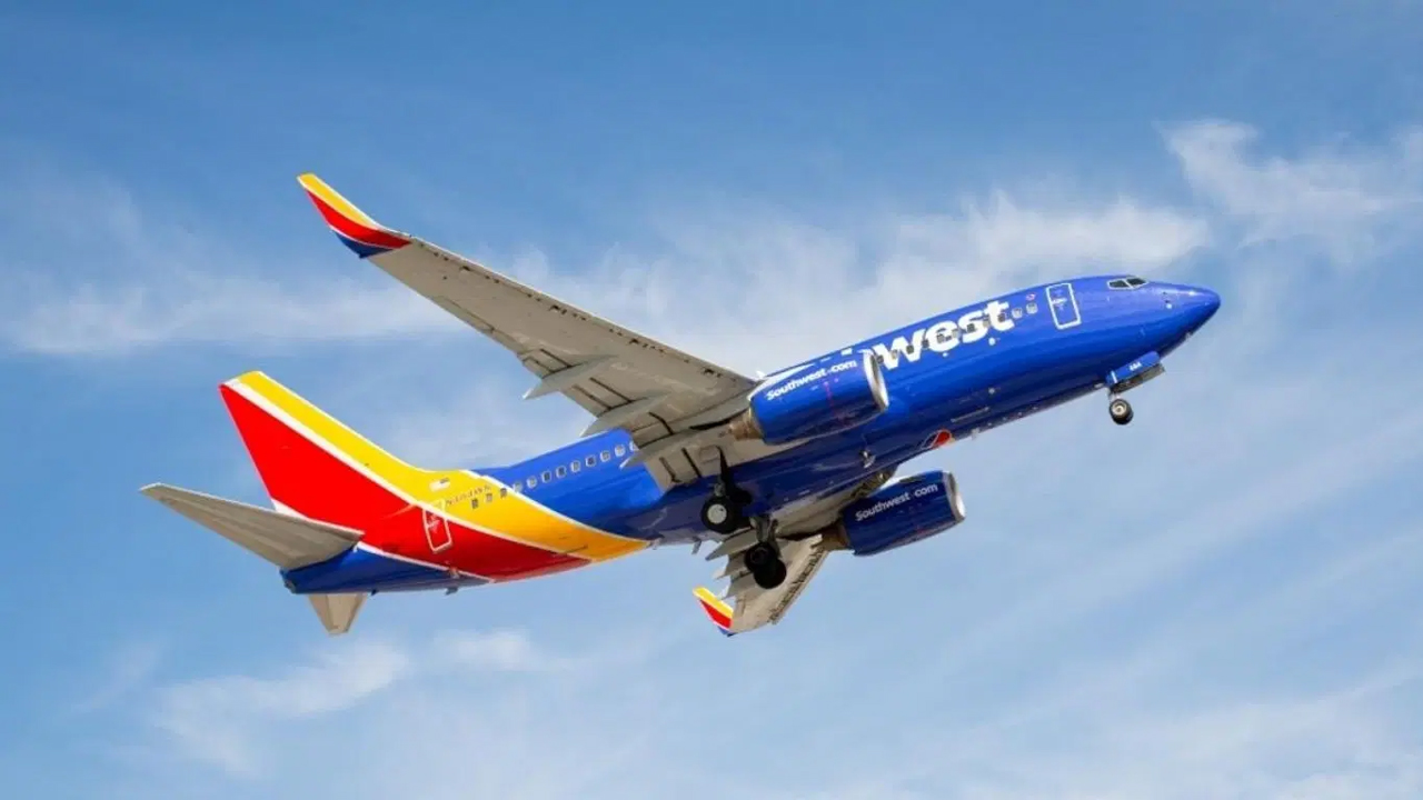 মুখোমুখি সংঘর্ষ এড়াতে মাঝ আকাশে ‘ডুব’ দিলো বিমান