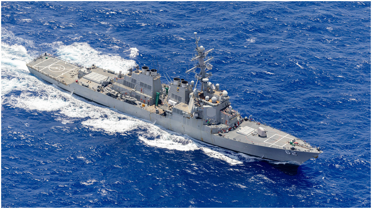 মার্কিন রণতরীর গতিপথ বদলাতে বাধ্য করল ইরান