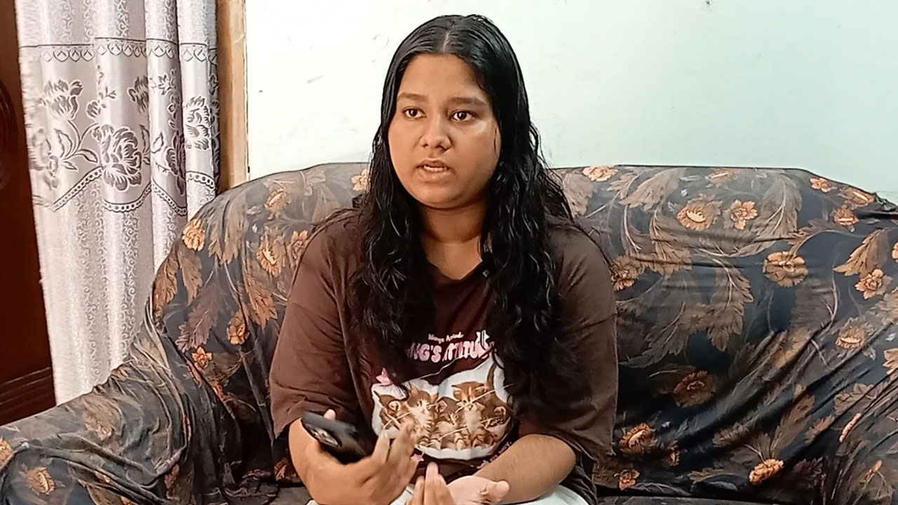 ‎‘আমি জানালার পাশে বসে ছিলাম হঠাৎ যেন আকাশটা আগুন হয়ে গেল’