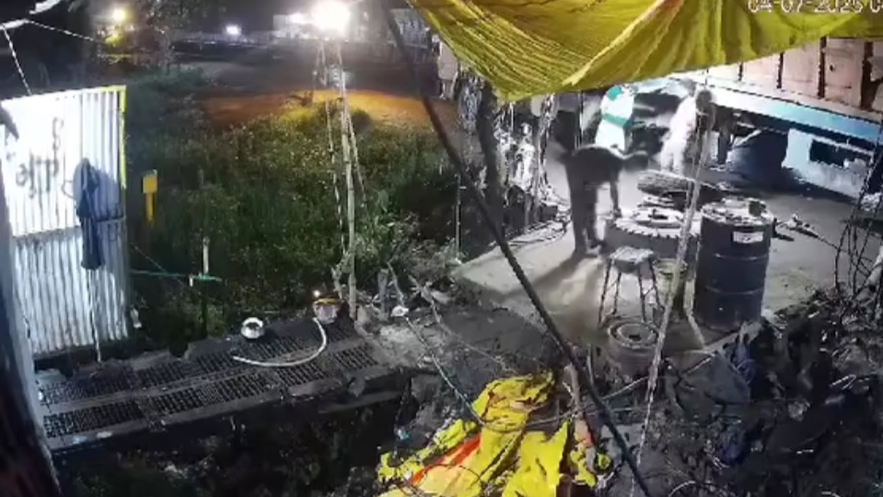 সীতাকুণ্ডে চাকা বিস্ফোরণে উড়ে গেল তরুণ, ভিডিও ভাইরাল