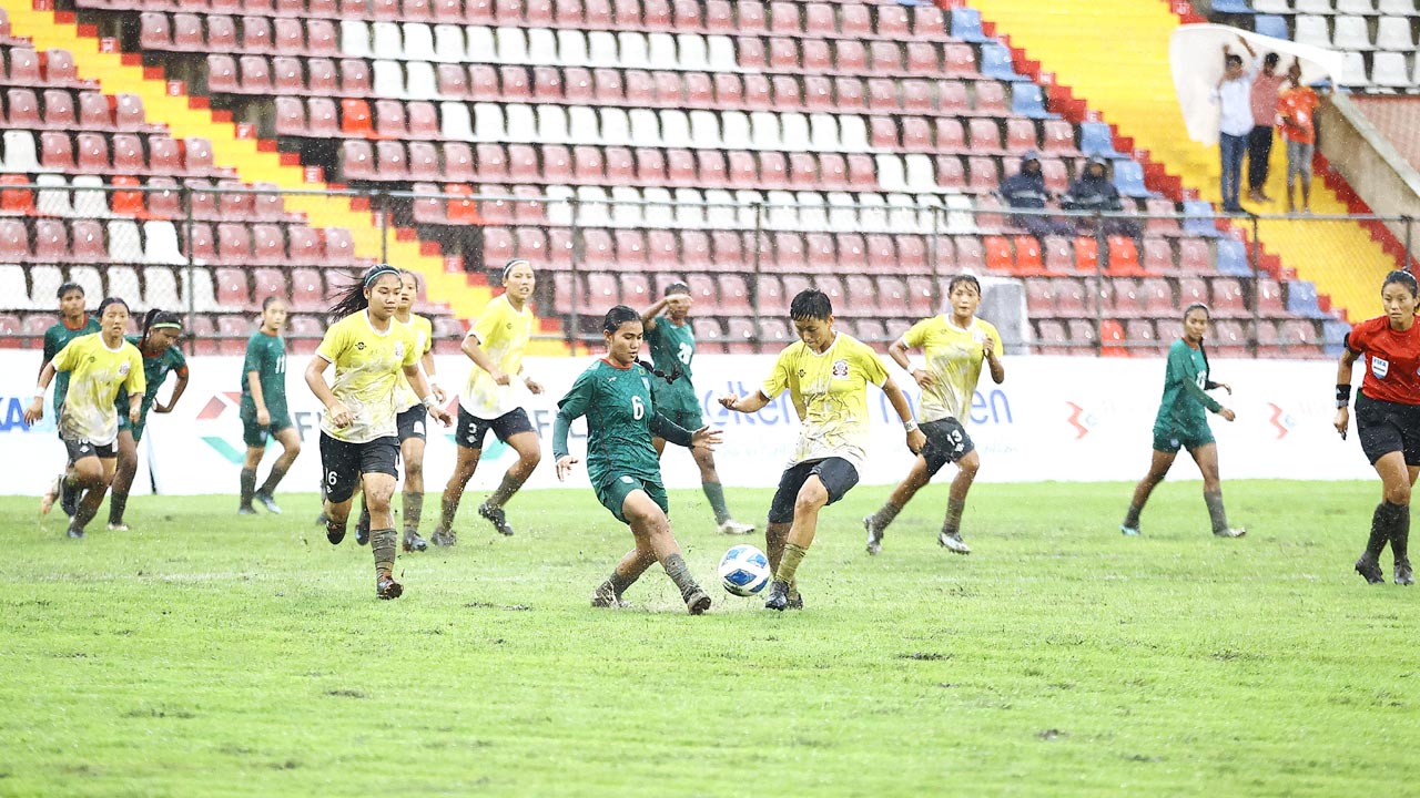 কাদামাঠে প্রথমার্ধে বাংলাদেশের লিড, দ্বিতীয়ার্ধে আধঘণ্টা খেলা বন্ধ