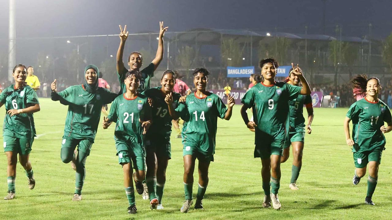 এক ম্যাচ দুই মাঠে খেলে যা বললেন দুই দলের কোচ