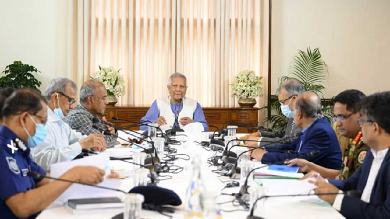 নির্বাচনের প্রস্তুতি নিয়ে প্রধান উপদেষ্টার সঙ্গে আইন-শৃঙ্খলা বাহিনীর সভা