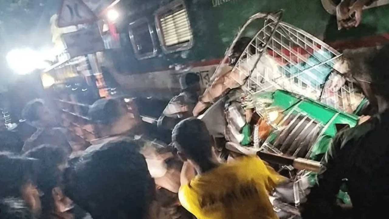 কালুরঘাট সেতুতে দুর্ঘটনা : ট্রেন চালক পলাতক