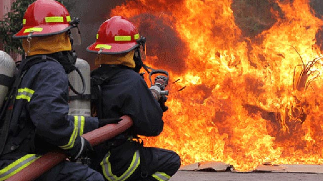 মীরসরাইয়ে গভীর রাতে কলোনিতে আগুন, প্রাণ গেল যুবকের