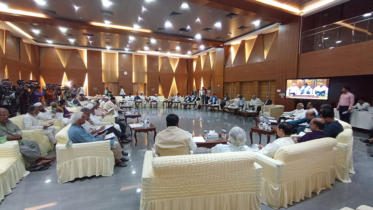 আলোচনায় আশানুরূপ অগ্রগতি হয়নি, ‘জুলাই সনদ’ কবে পরিষ্কার নয় কমিশন