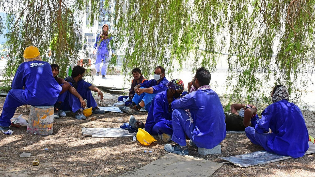 আমিরাতে শ্রমিকদের মধ্যাহ্ন বিরতি শুরু, না মানলে জরিমানা