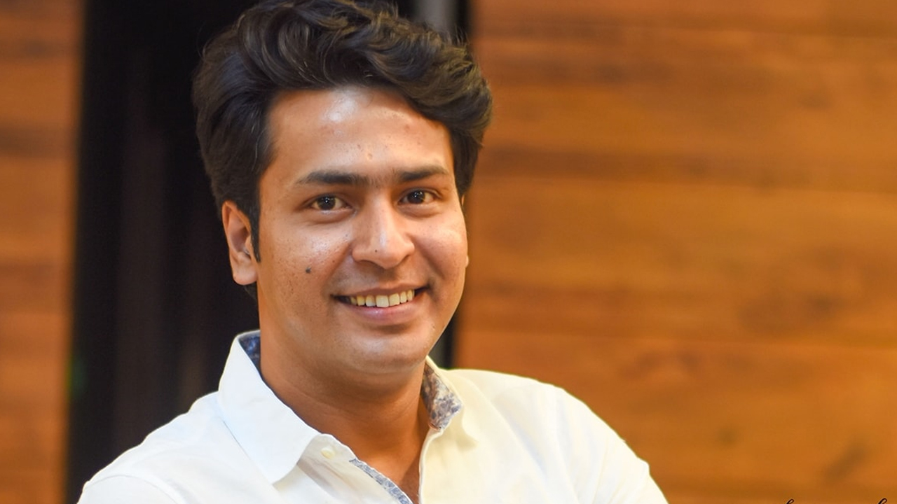 আফ্রিকায় মাংস খেয়ে হাসপাতালে ছিলেন অনির্বাণ