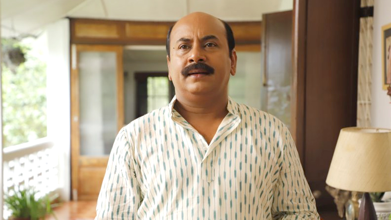 বড় বিপাকে পর্দার একেনবাবু, হলেন ‘সাসপেন্ড’