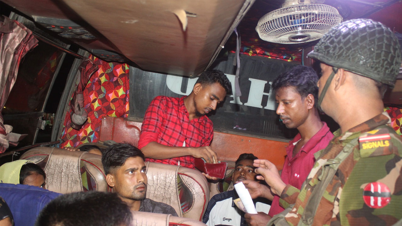 সেনাবাহিনীর অভিযানে ভাড়ার অতিরিক্ত অর্থ ফেরত পেলেন ১৪৮ যাত্রী