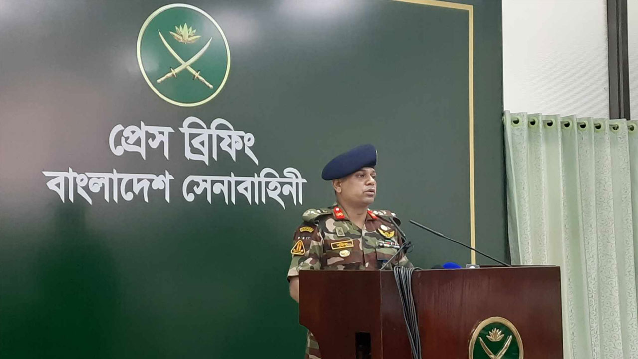 ঈদযাত্রায় অতিরিক্ত ভাড়ার ৩৫ লাখ টাকা যাত্রীদের ফেরত দিয়েছে সেনাবাহিনী