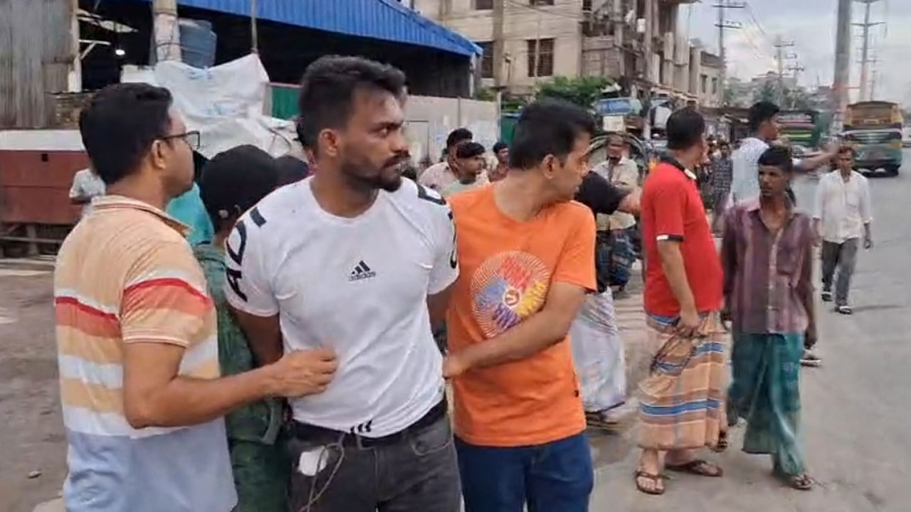 প্রতিষ্ঠাবার্ষিকীর কেক কাটতে গিয়ে আ. লীগের দুই কর্মী গ্রেপ্তার