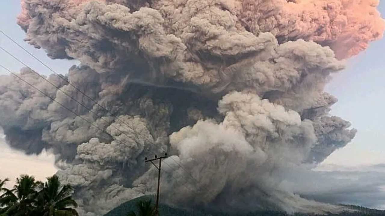 আগ্নেয়গিরির অগ্ন্যুৎপাত : ইন্দোনেশিয়ায় সর্বোচ্চ সতর্কতা জারি
