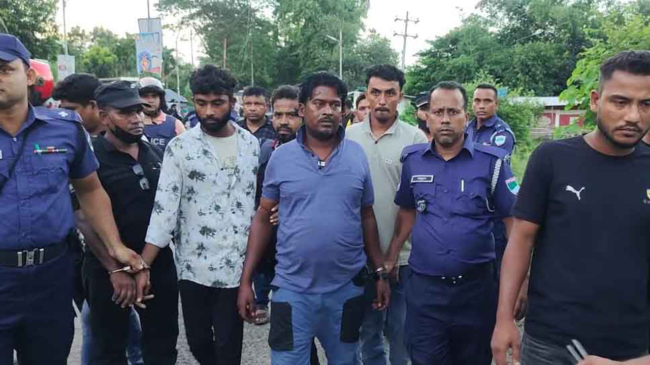 বাগেরহাটে ৪ বিদেশি পিস্তলসহ ১১ জন আটক