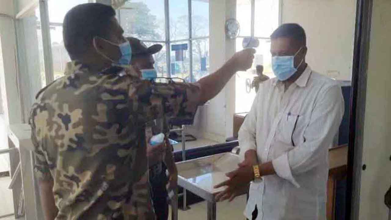 করোনা সংক্রমণ এড়াতে মোংলা বন্দরে বিশেষ সতর্কতা