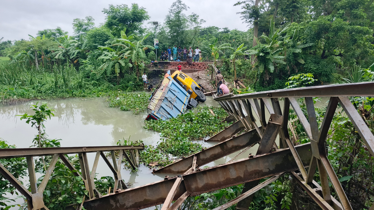বেইলি ব্রিজ ভেঙে ট্রাক খালে : তৃতীয় দিনেও শুরু হয়নি মেরামত কাজ, ভোগান্তি