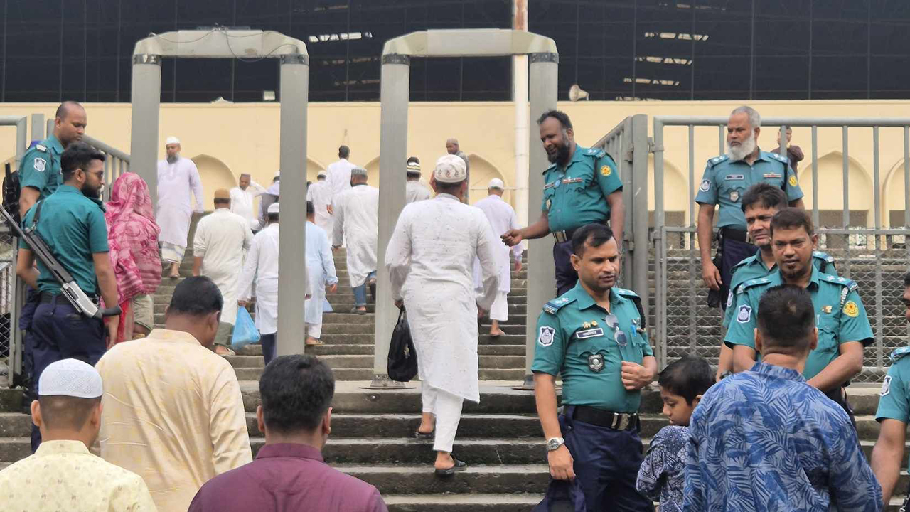 ব্যাপক নিরাপত্তায় বায়তুল মোকাররমে প্রবেশ করছেন মুসল্লিরা