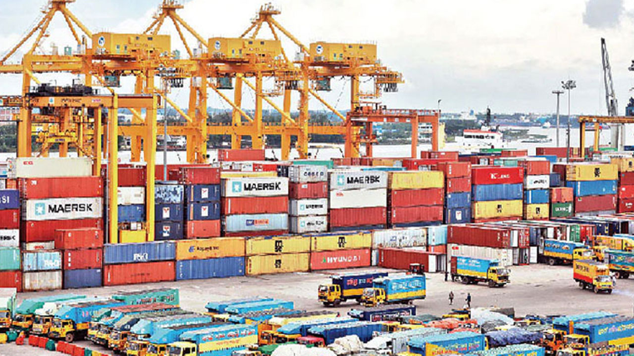 দুই দিনের অচলাবস্থার পর চট্টগ্রাম বন্দর পুরোদমে সচল