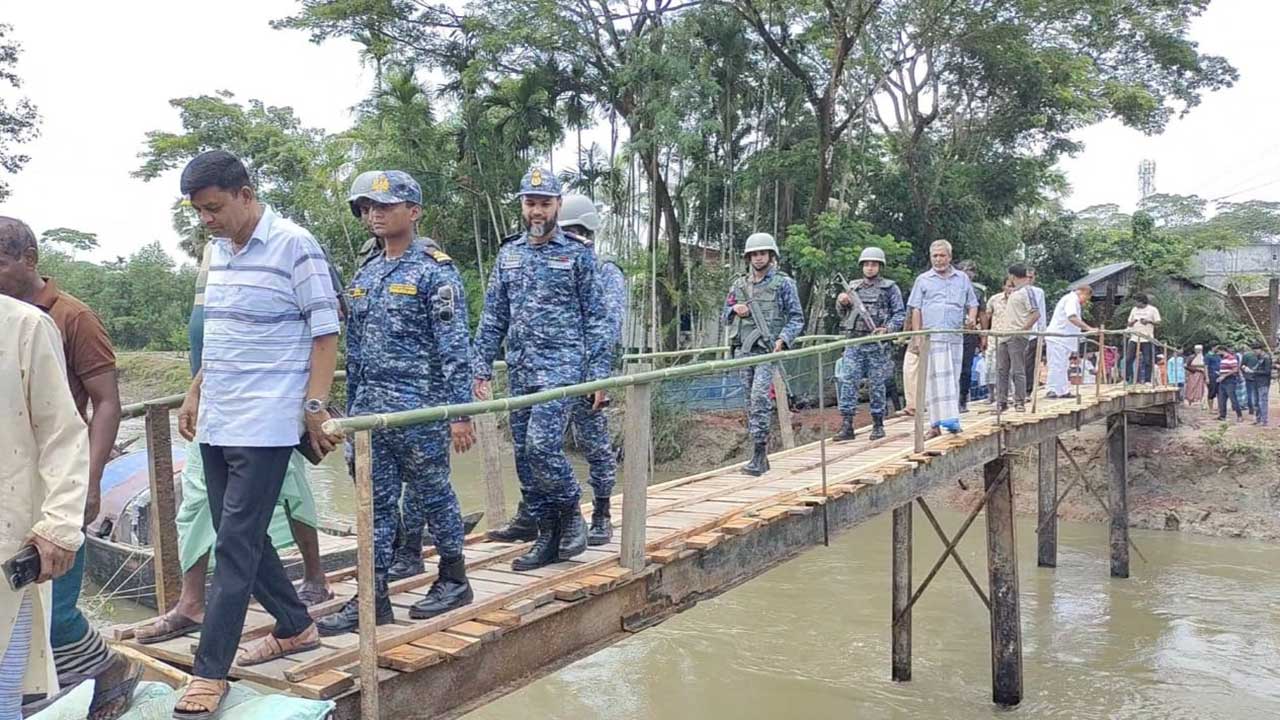 বরগুনায় ৫ দিনেই সাঁকো নির্মাণ করলো নৌবাহিনী