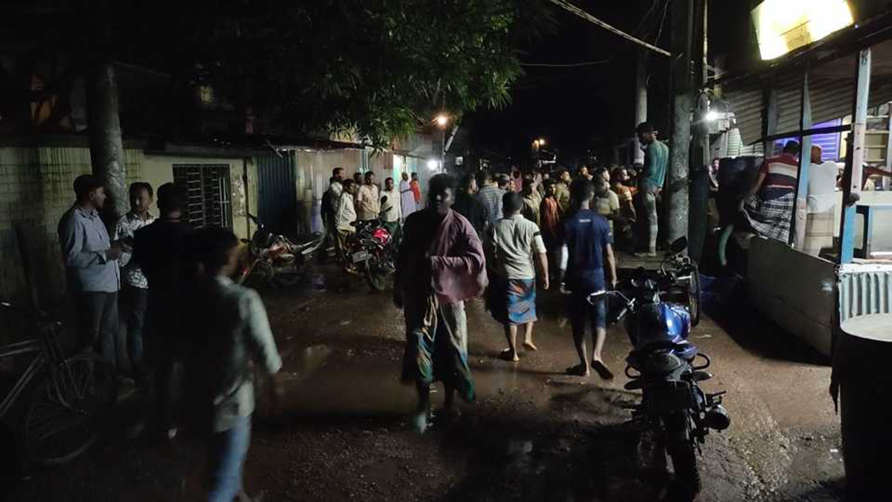 বোট জব্দকে কেন্দ্র করে ক্যাম্পে জেলেদের হামলা, কোস্টগার্ডের ফাঁকা গুলি