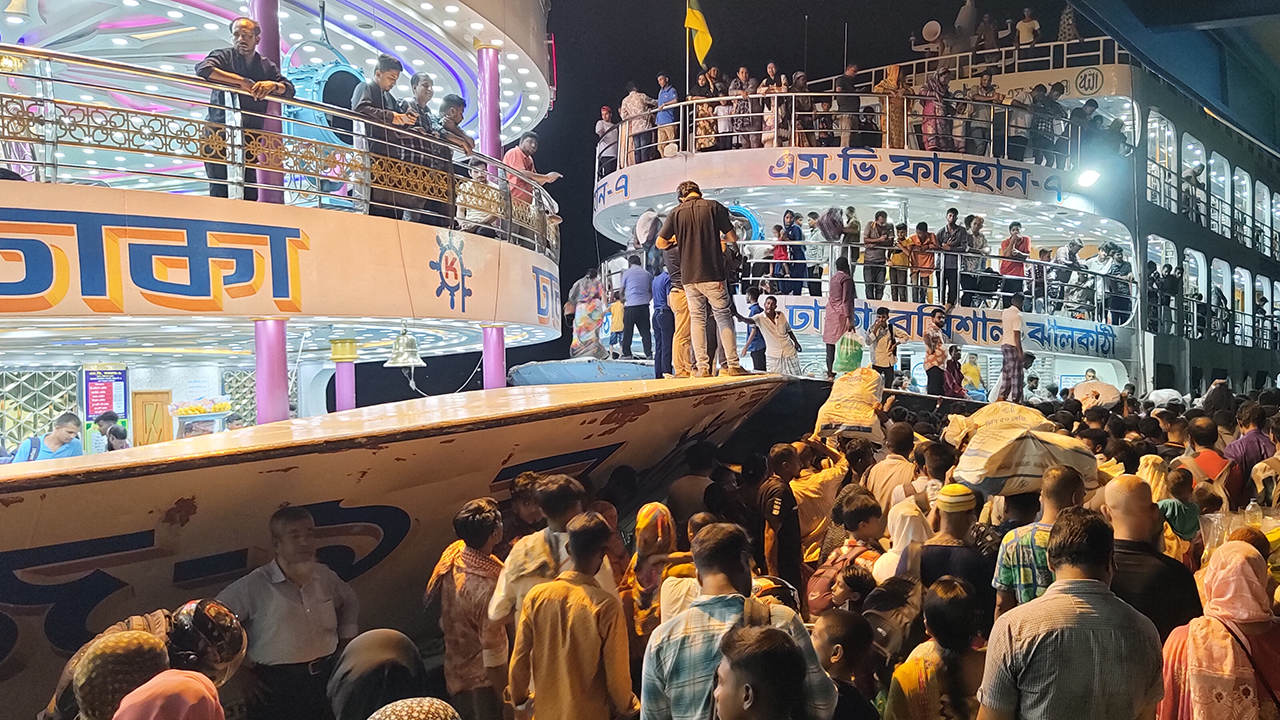 ঢাকায় ফিরছে দক্ষিণের মানুষ, ভিড় বাড়ছে লঞ্চে