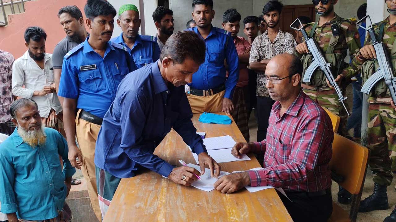 বাউফলে চাল কার্ড বিতরণে ঘুষের ২ লাখ টাকা ফেরত