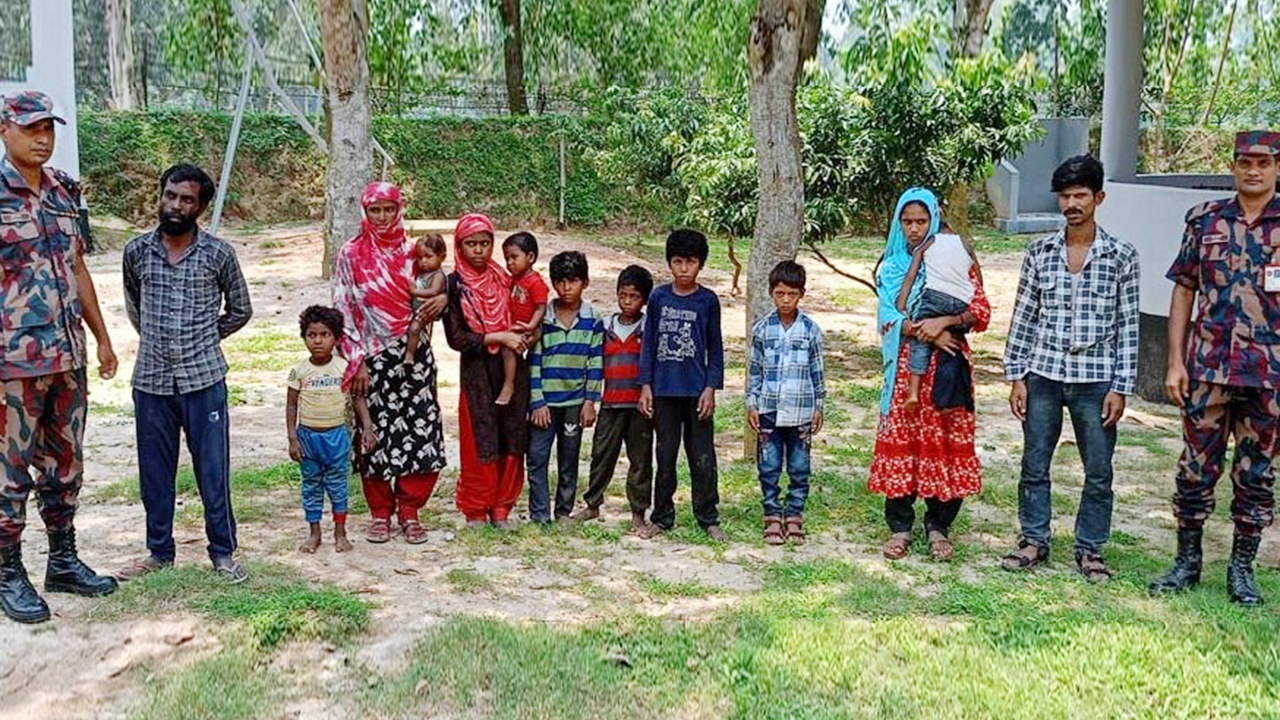 ফের দিনাজপুর সীমান্তে নারীসহ ১৩ জনকে বিএসএফের পুশ ইন