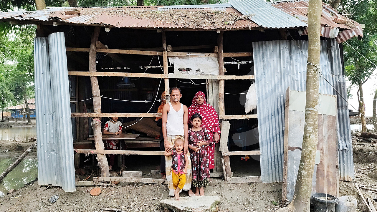 ‘কোনোমতে স্ত্রী-সন্তান নিয়ে ঘর থেকে বেরিয়ে প্রাণ বাঁচিয়েছি’