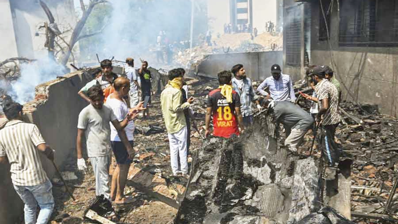 যানজটে ১০ মিনিট দেরি, অলৌকিকভাবে প্রাণে বাঁচলেন ভূমি