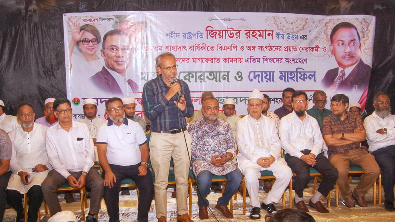 তিনি নিজেকে ফ্যাসিবাদবিরোধী আন্দোলনের মহানায়ক হিসেবে প্রতিষ্ঠিত করেছেন