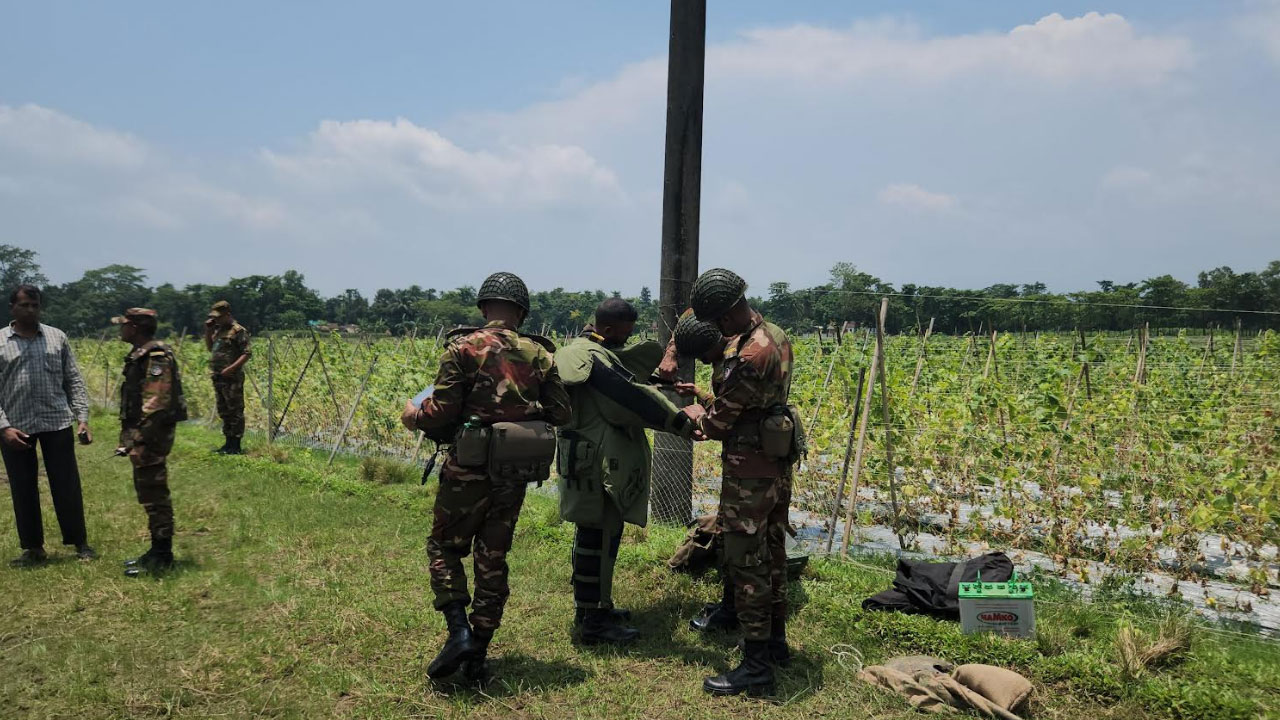 মরিচক্ষেতে মিলল গ্রেনেড, নিষ্ক্রিয় করল সেনাবাহিনী