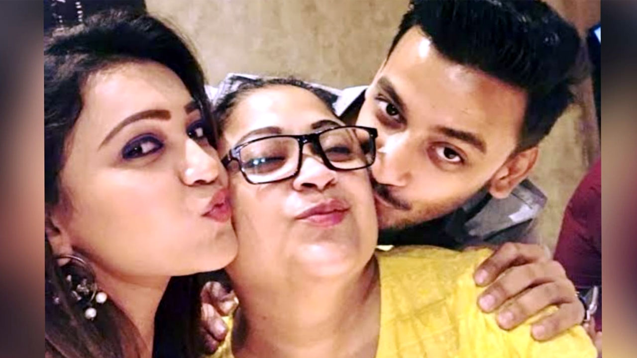 মাঝরাতে হবু শাশুড়ির জন্মদিন উদযাপন করলেন কৌশানী