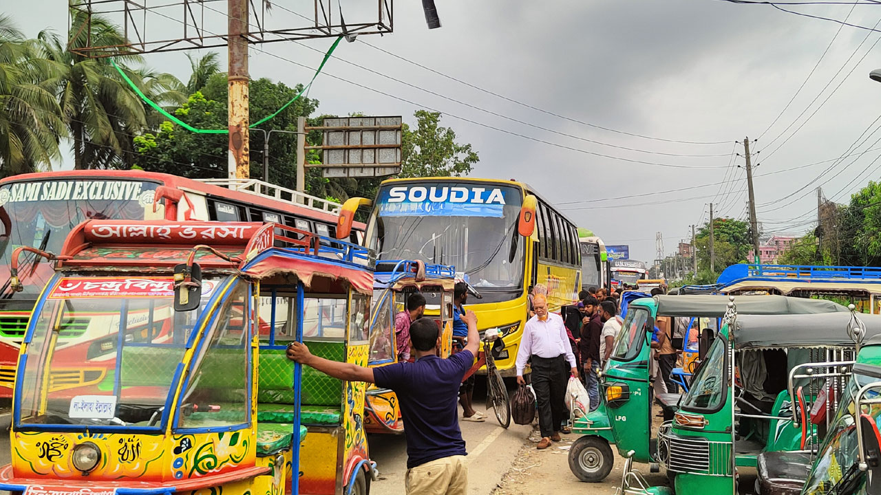 দক্ষিণের মহাসড়কে থেমে থেমে যানজট, ৫০০ টাকার ভাড়া ৮০০