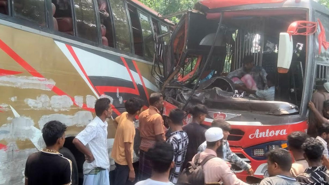 ঢাকা-বরিশাল মহাসড়কে দুই বাসের মুখোমুখি সংঘর্ষ, শিশুসহ আহত ১৫