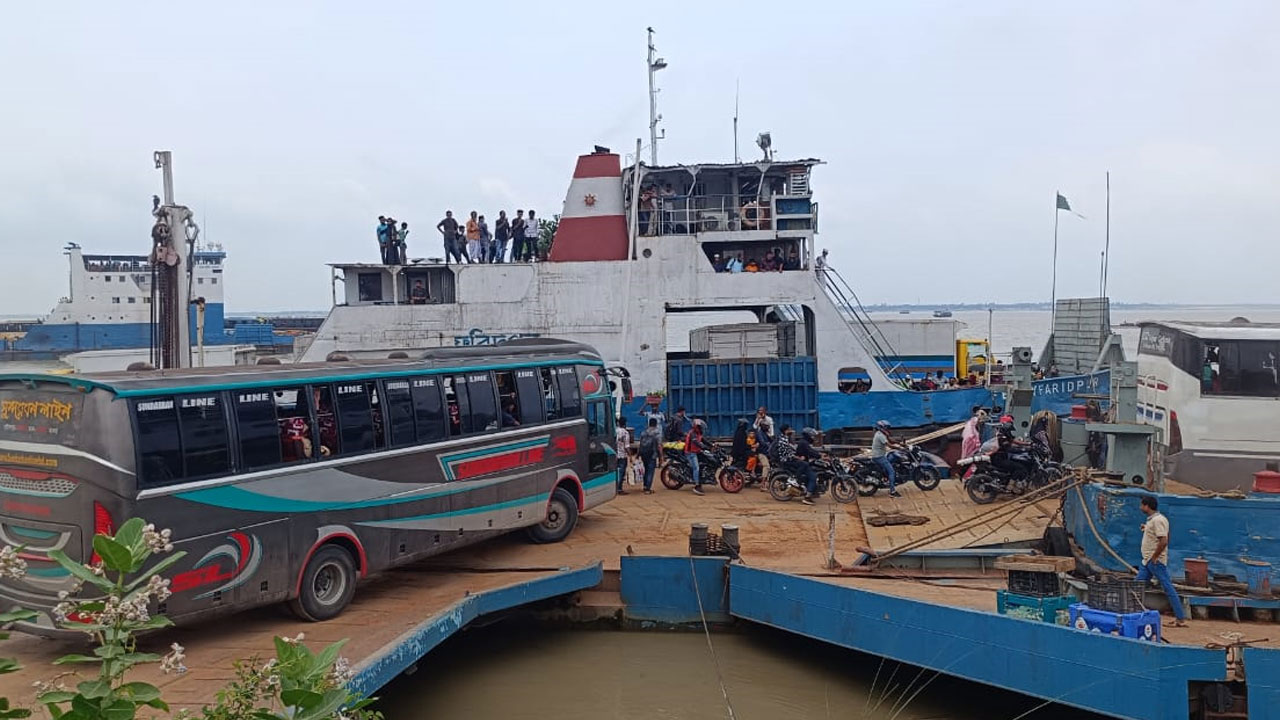 ঘরমুখো মানুষ ও যানবাহনের চাপ বাড়ছে পাটুরিয়ায়