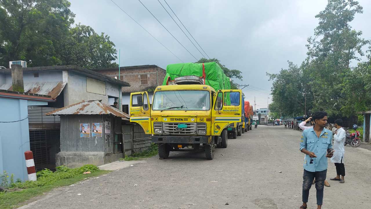 সোনামসজিদ স্থলবন্দরে আমদানি-রপ্তানি বন্ধ, অপেক্ষায় ৩০০ গাড়ি