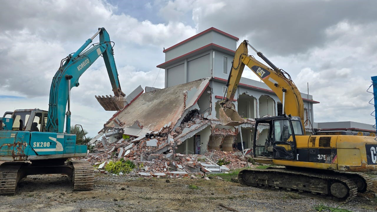 সীতাকুণ্ডে শিপইয়ার্ডে অভিযান, গুঁড়িয়ে দেওয়া হল স্থাপনা